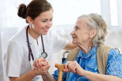 מטפלות בקשישים מוסמכות בבית | אור בלב